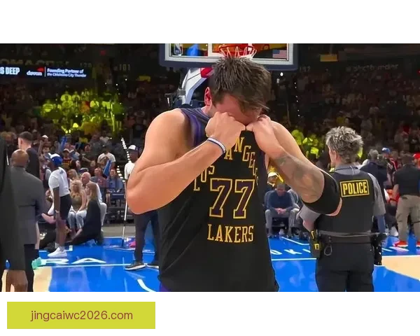 湖人首节崩盘惨输23分遭雷霆碾压里夫斯受伤离场引发担忧